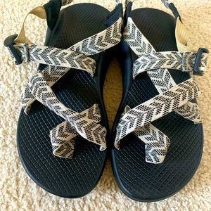 Chaco women’s sandal, black/white size 7, water shoe